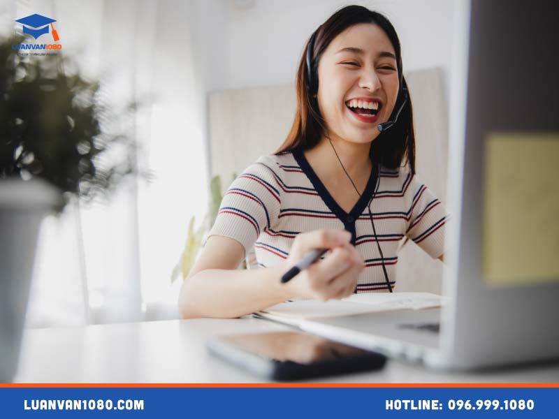 Học viên sẽ trình bày nghiên cứu bằng tiếng Anh, sau đó trả lời các câu hỏi và phản biện của hội đồng Học viên sẽ trình bày nghiên cứu bằng tiếng Anh, sau đó trả lời các câu hỏi và phản biện của hội đồng